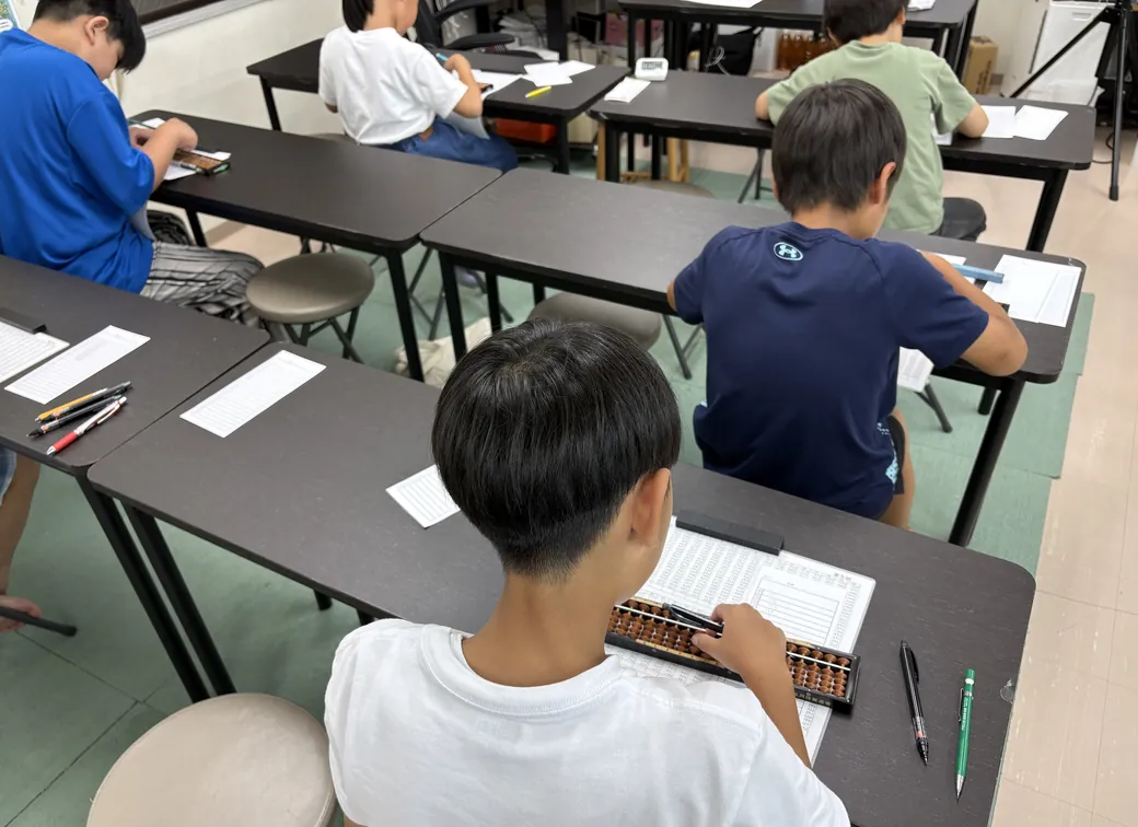 학생이 각자의 책상에서 자기 문제지에 임하고 있다