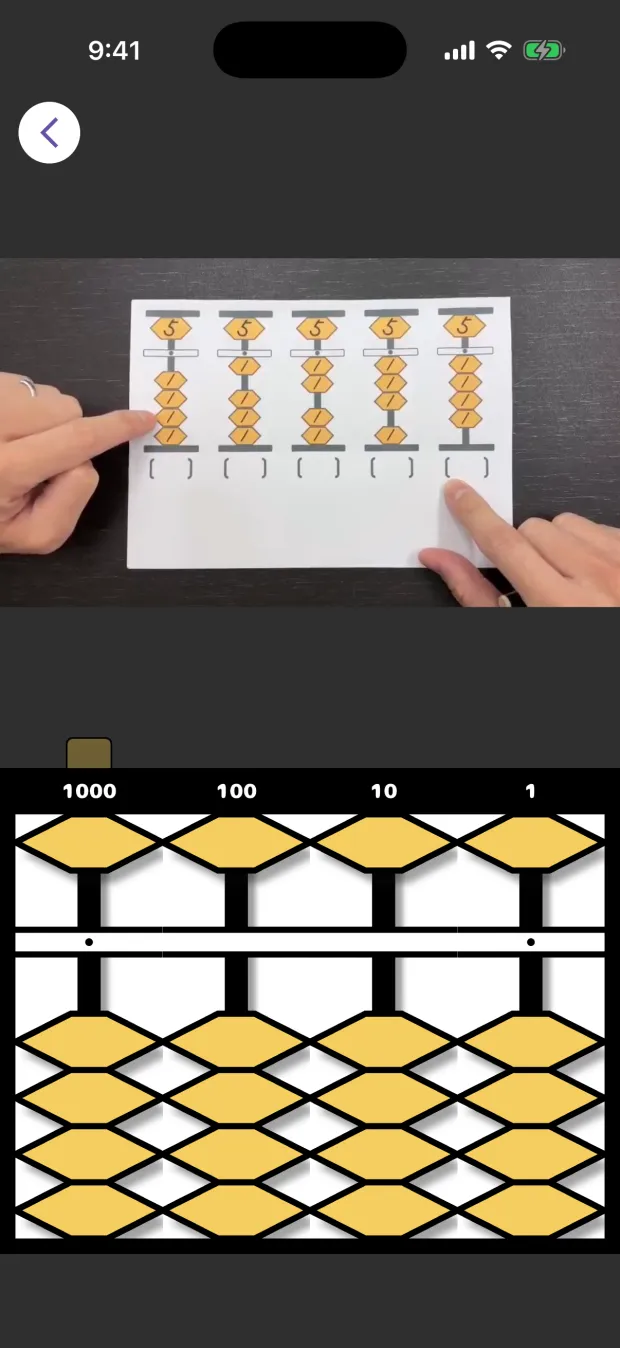 La schermata Lezione: in alto un video delle mani dell'insegnante, sotto un abaco da muovere